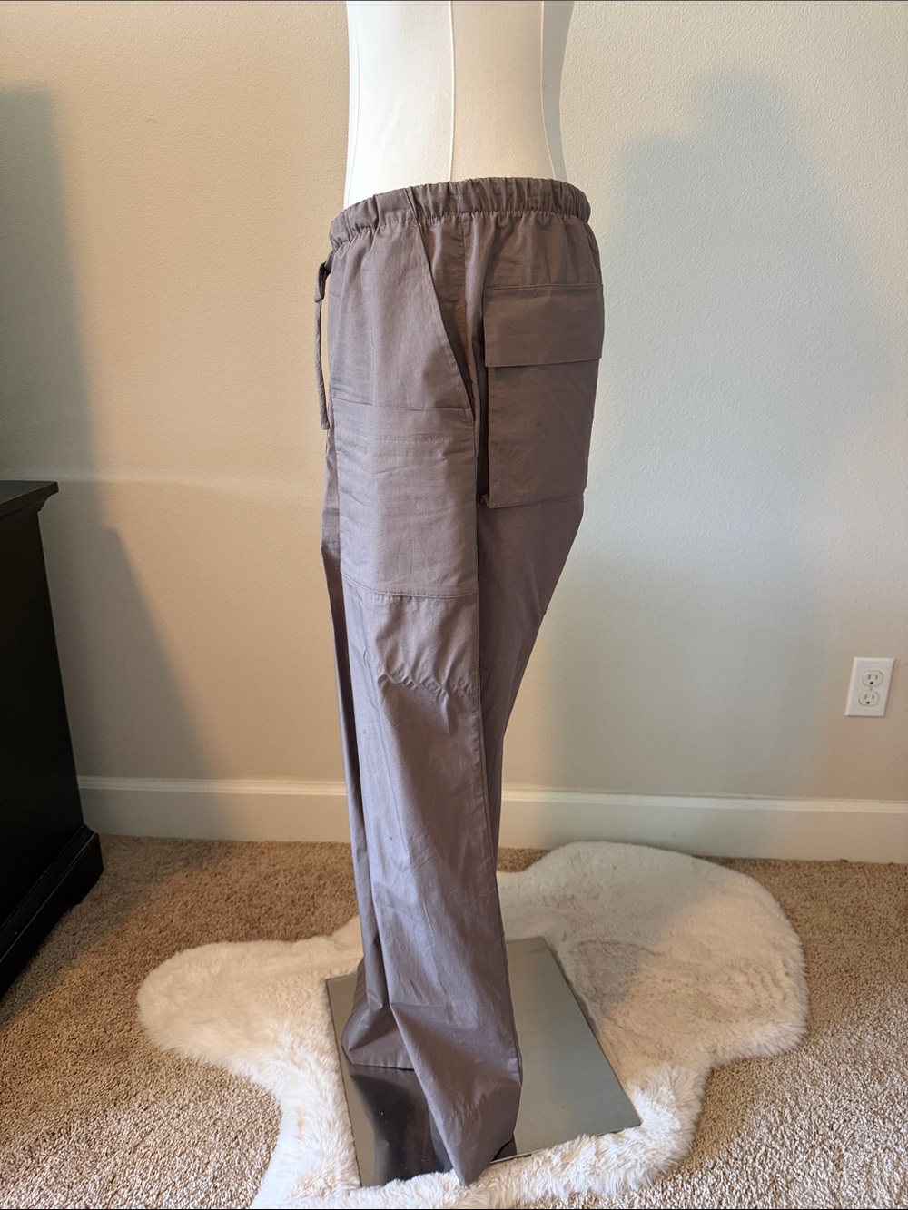 Aritzia - Babaton System Poplin Wide-Leg Cargo Trousers in Taupe - Picture 4 of 5